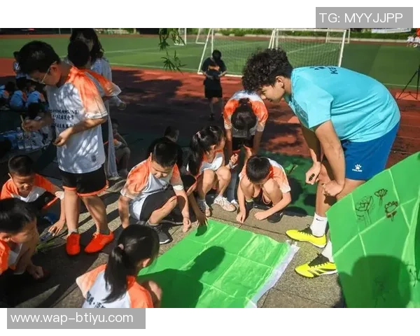 提升青少年足球兴趣的多元化训练方法与实践探索 提升青少年足球兴趣的多元化训练方法与实践探索